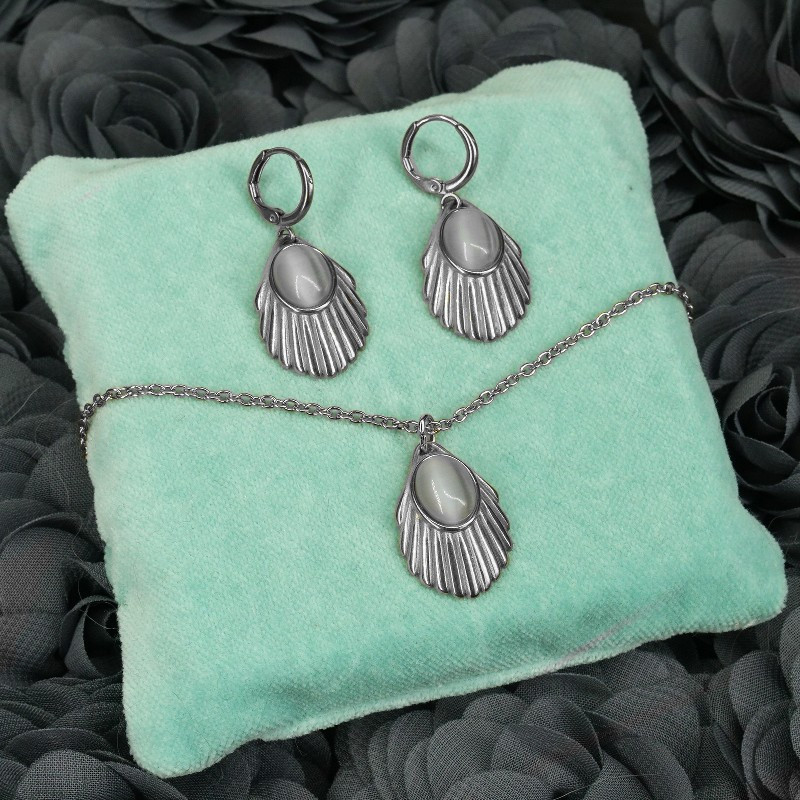 Venus dove earrings silver