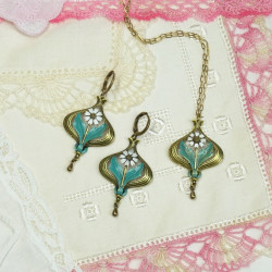 Arabella white/teal Chain