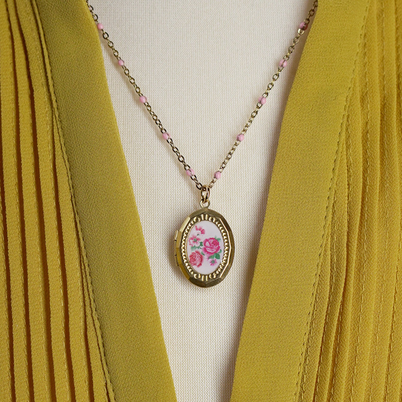 Oval Flower Medaillon