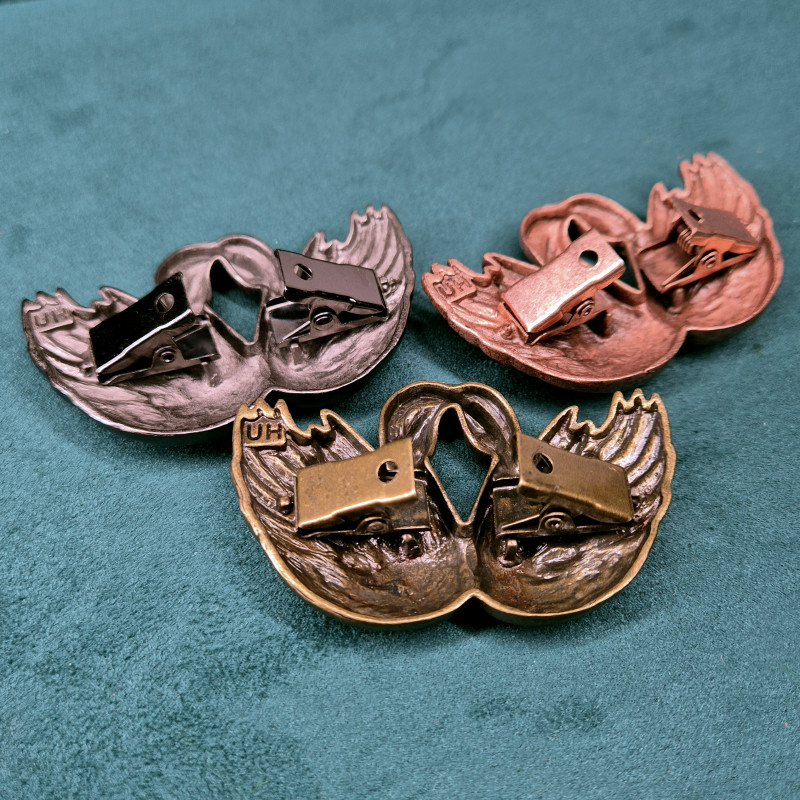 Swan Vest clip bronze