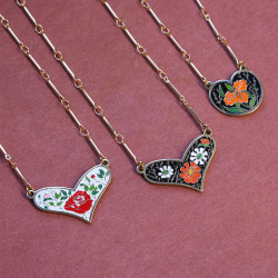 Vintage Charm Dark Rose Heart