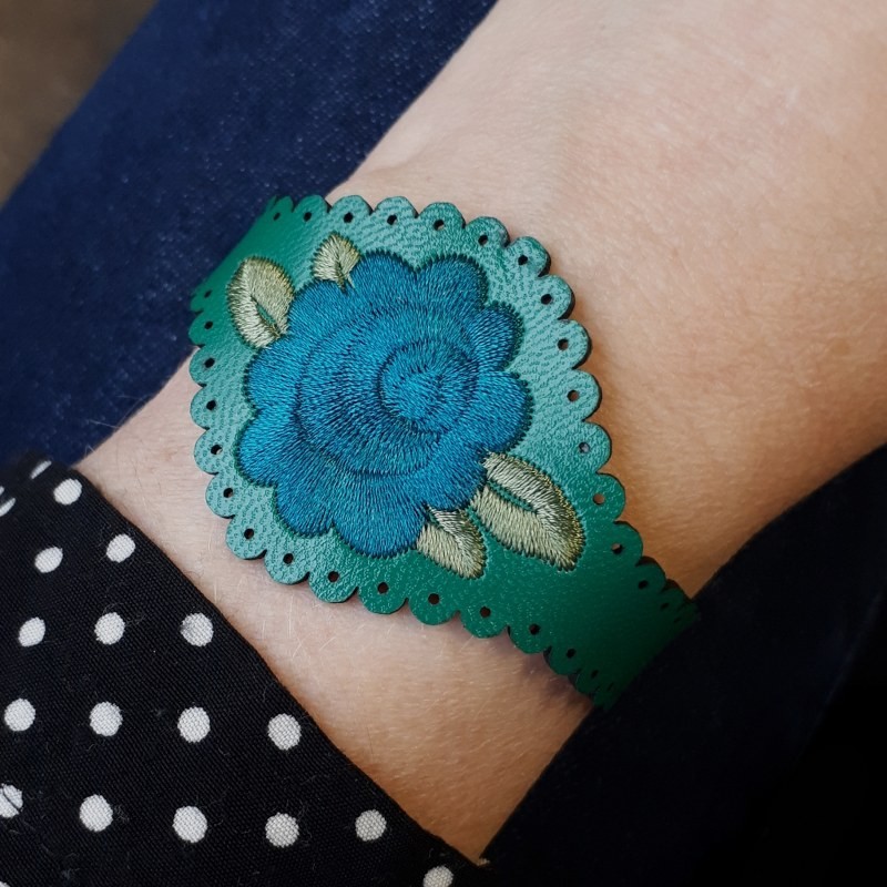 Aqua on Para green Peony