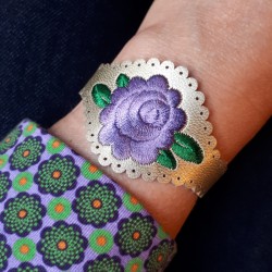 Peony lilac on light gold