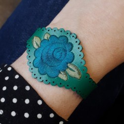 Peony aqua on para green