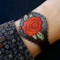 Peony brique on brown