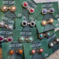 Vest clip gold & dark red