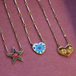 Vintage Charm Red Rosy Star